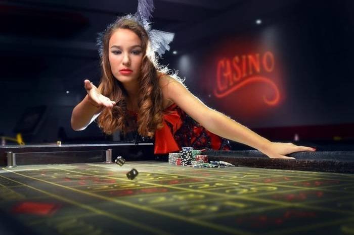 33winn Live Casino မြန်မာ real dealer ဖြင့် Baccarat Table ကစားနေစဉ်